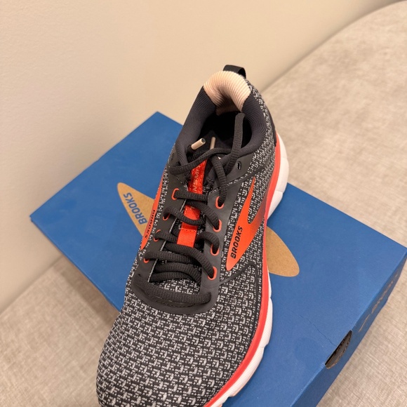 Brooks women’s running sneakers - Picture 1 of 2